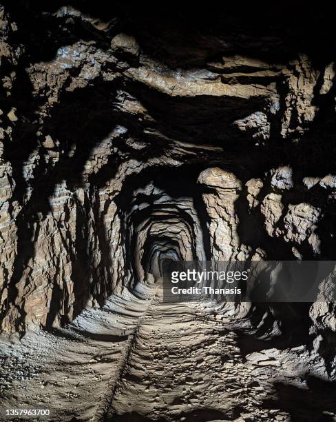 an abandoned mine entrance - poço de mina imagens e fotografias de stock