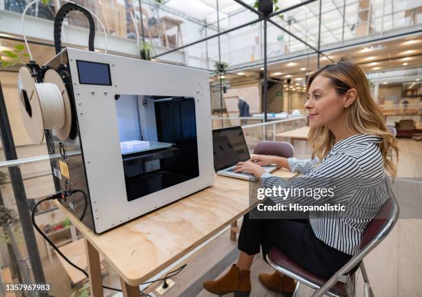 designer, der im büro arbeitet 3d-druck eines projekts - 3d printer female stock-fotos und bilder