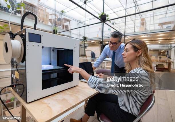 designers printing a design on a 3d printer - 3d printer female stockfoto's en -beelden