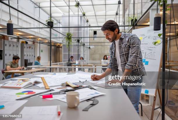 hombre de negocios creativo que trabaja en un espacio de coworking - mercadotecnia fotografías e imágenes de stock