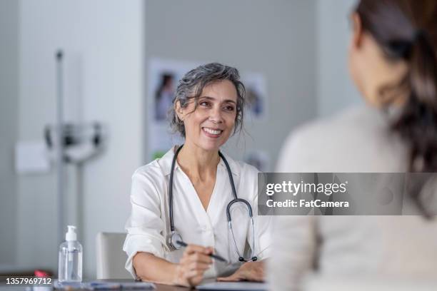 partage des résultats des tests par les médecins - adult patient with doctor and stethoscope photos et images de collection