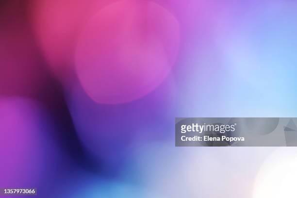 purple and pink coloured abstract hologram background - effetto luminoso foto e immagini stock