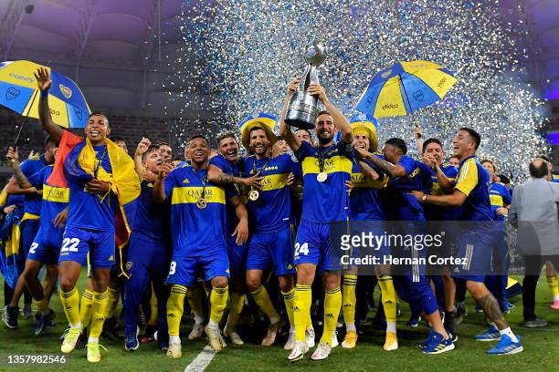 Carlos Izquierdoz of Boca Juniors and teammates celebrate with the trophy after winning the final match of Copa Argentina 2021 between Boca Juniors...