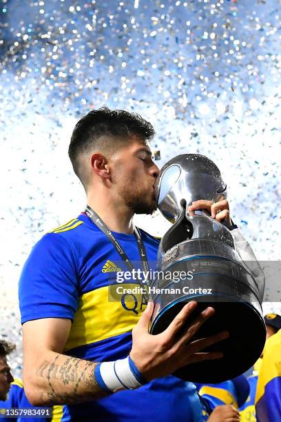 Agustín Rossi of Boca Juniors kisses the trophy after winning the final match of Copa Argentina 2021 between Boca Juniors and Talleres at Estadio...