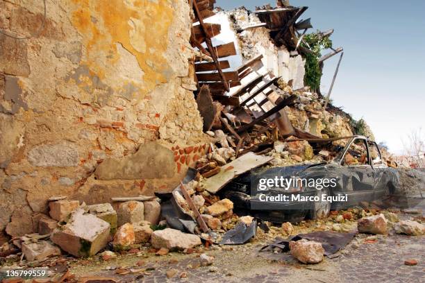 crashed car after earthquake of apr 6, 2009. - terremoto fotografías e imágenes de stock