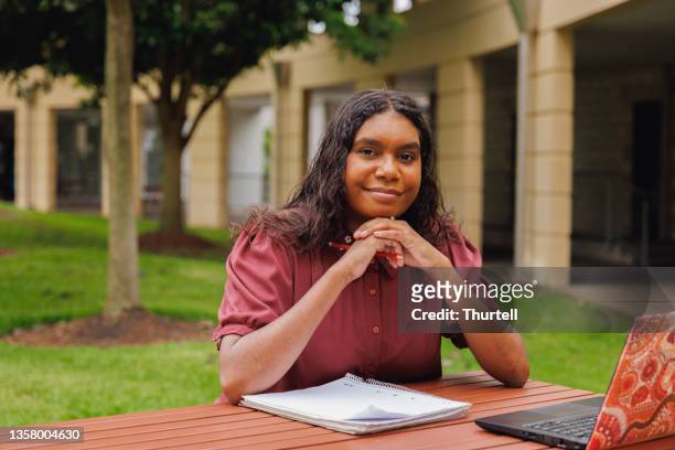 female aboriginal australian student - aborigines stockfoto's en -beelden