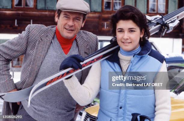 Acteur Roger Moore au ski à Gstaadt en 1981.