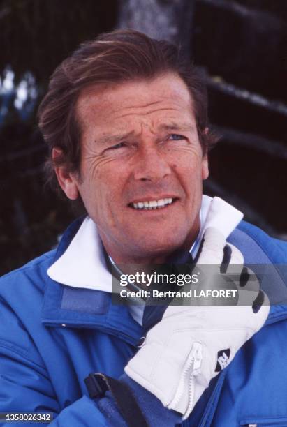 Acteur Roger Moore au ski à Gstaad en 1981.