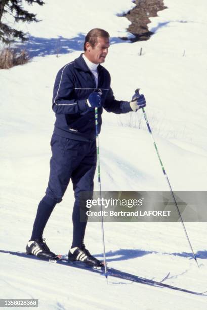 Acteur Roger Moore au ski à Gstaad en 1981.