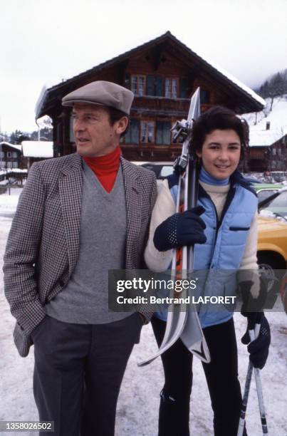 Acteur Roger Moore et sa fille Deborah au ski à Gstaad en 1981.