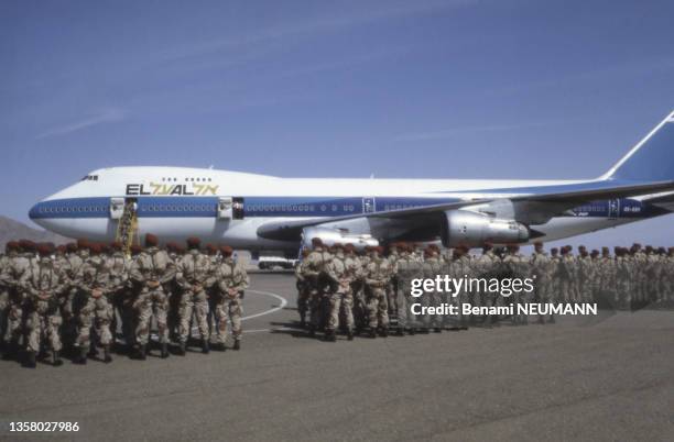 Débarquement des troupes américaines de la Force multinationale à l'aéroport de Charm el-Cheikh pour le contrôle de la remise à l'Egypte des...