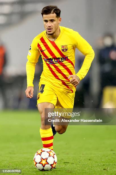 Philippe Coutinho of FC Barcelona runs with the ball during the UEFA Champions League group E match between FC Bayern München and FC Barcelona at...