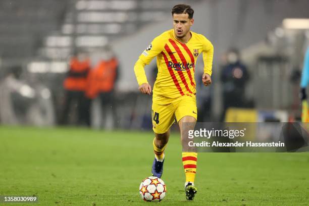 Philippe Coutinho of FC Barcelona runs with the ball during the UEFA Champions League group E match between FC Bayern München and FC Barcelona at...