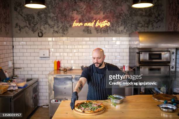 in the modern fast food restaurant chef making pizza - pizzeria 個照片及圖片檔