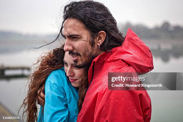 couple embracing outside in the rain - rain couple stockfoto's en -beelden