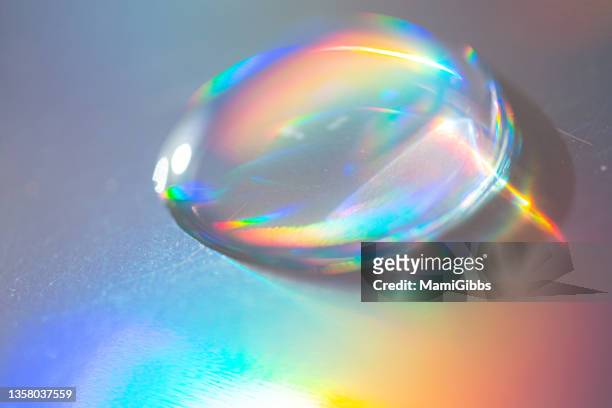 extreme close up of water drop on the hologram color paper - wet see through 個照片及圖片檔