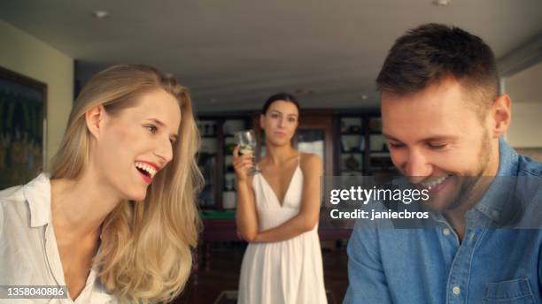 beziehungskrise im urlaub. eifersucht - neid stock-fotos und bilder