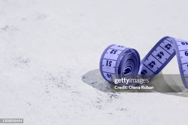 purple measuring tape on white background - waist stock-fotos und bilder