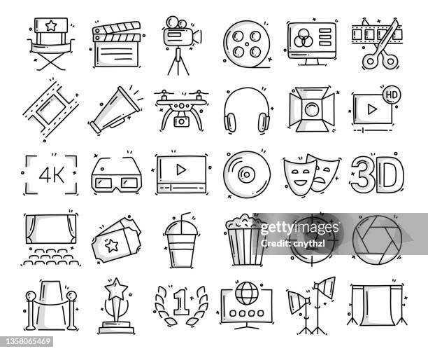 kino- und filmbezogene objekte und elemente. handgezeichnete vektor-doodle-illustrationssammlung. handgezeichnete symbole set. - dvd stock-grafiken, -clipart, -cartoons und -symbole