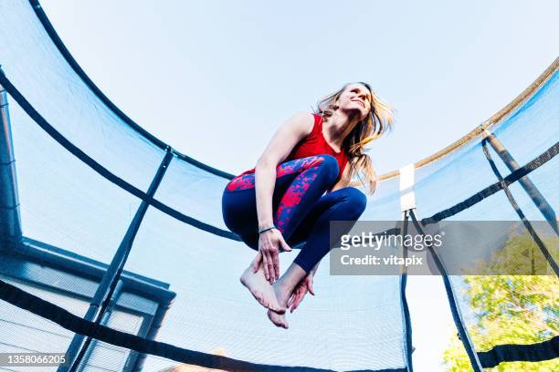 springen auf einem trampolin - trampoline jump stock-fotos und bilder