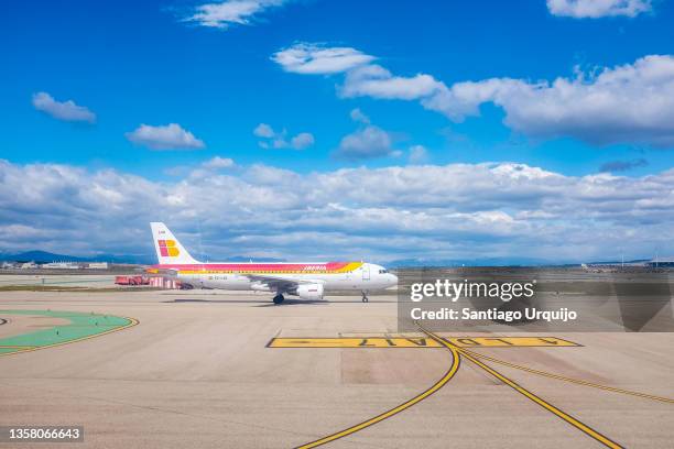 airplane heading to the madrid barajas airport terminal - madrid barajas airport stock pictures, royalty-free photos & images