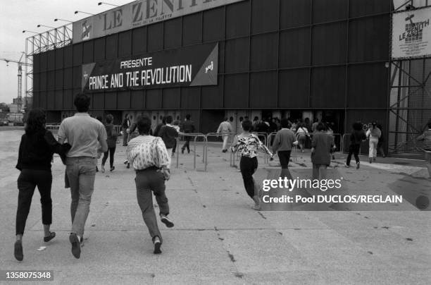 Fans courant en direction de l'entrée de la salle du Zénith pour assister au concert de "Prince and The Revolution" le 25 aout 1986 à Paris.