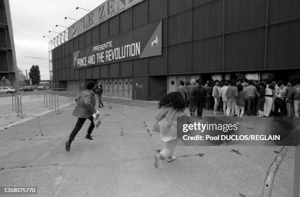 Fans courant en direction de l'entrée de la salle du Zénith pour assister au concert de "Prince and The Revolution" le 25 aout 1986 à Paris.