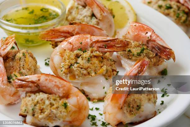 creamy crab stuffed jumbo shrimp - garnaal vis en zeevruchten stockfoto's en -beelden
