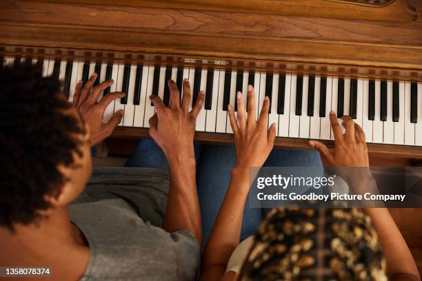 junges paar, das zusammen eine musikalische komposition auf einem klavier spielt - tanzpaar stock-fotos und bilder