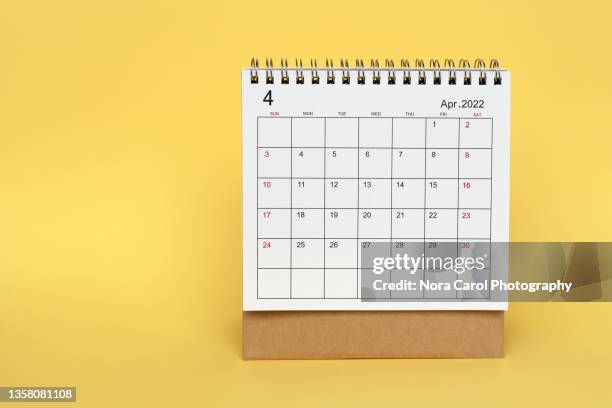 april 2022 desk calendar - planning agenda foto e immagini stock