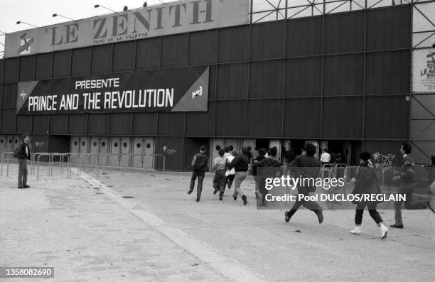 Fans courant en direction de l'entrée de la salle du Zénith pour assister au concert de "Prince and The Revolution" le 25 aout 1986 à Paris.