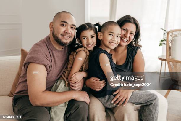 vaccination for the family and kids - clinic canada diversity imagens e fotografias de stock