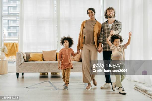 第二の家を購入する - 調する住宅ローンオプション - family and happiness and diverse ストックフォトと画像