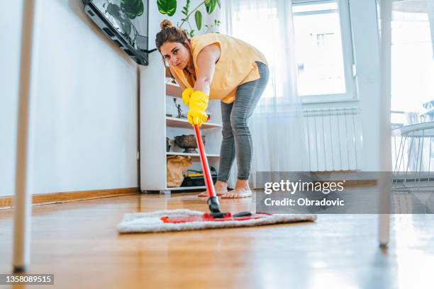 barfuß frau reinigung boden mit nassen mop pad - mikrofaser stock-fotos und bilder