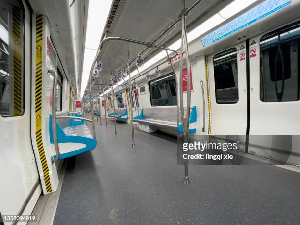 empty subway car - treincoupé stockfoto's en -beelden