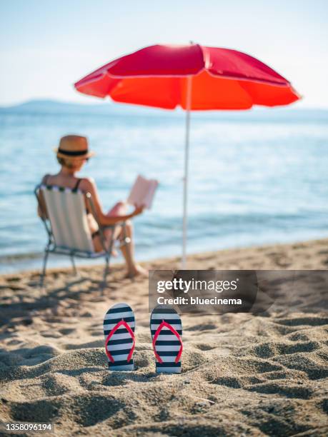 beach holiday - thong stockfoto's en -beelden