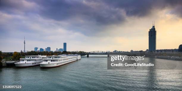 donau in wien - danube river stock-fotos und bilder