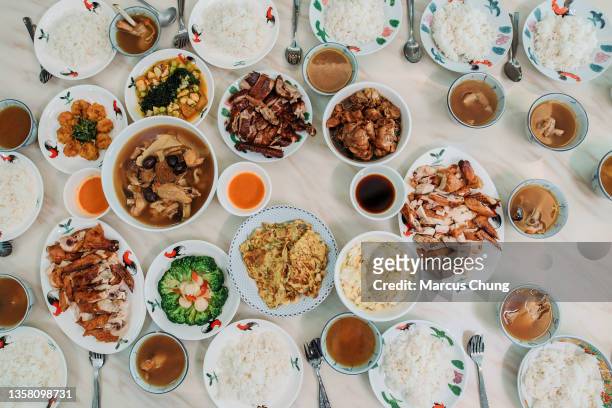 asiatisch-chinesische hausgemachte speisen, die während des chinesischen neujahrsessens auf dem esstisch zubereitet werden - chinese new year food stock-fotos und bilder