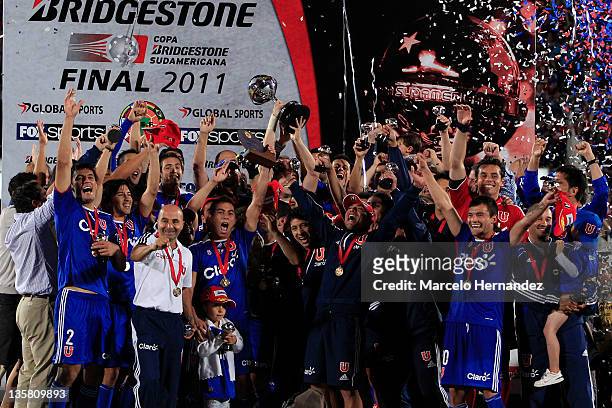 Players of Universidad de Chile celebrate the Copa Bridgestone Sudamericana title with the trophy after defeating Liga Universitaria de Quito at the...