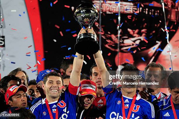 Players of Universidad de Chile celebrate the Copa Bridgestone Sudamericana title with the trophy after defeating Liga Universitaria de Quito at the...