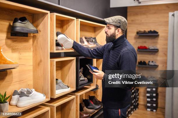 businessman running online shoe business with digital tablet - shoe seller imagens e fotografias de stock