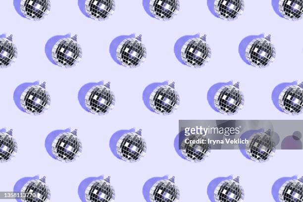 pattern made of disco ball in pastel  trendy color of the  year 2022 very peri purple violet. merry christmas, happy new year invitation. - disco ball stock-fotos und bilder