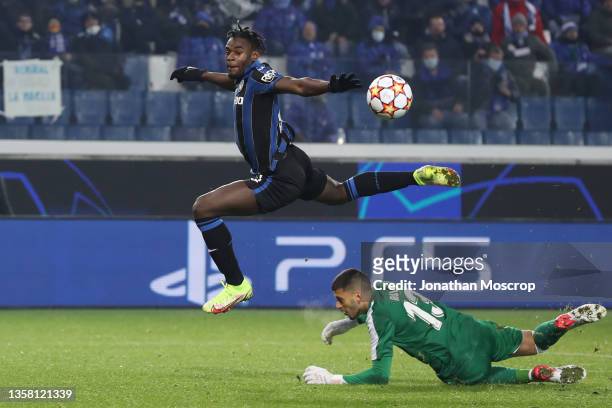 Duvan Zapata of Atalanta chips the ball over Geronimo Rulli of Villareal CF to score and reduce the arrears to 3-1 during the UEFA Champions League...