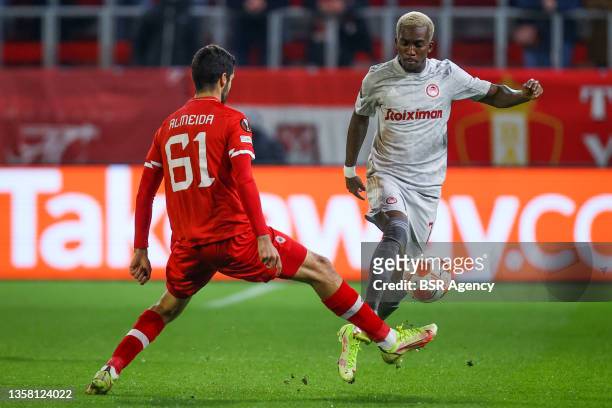 Dinis Almeida of Royal Antwerp FC battles for the ball with Henry Onyekuru of Olympiacos Piraeus during the UEFA Europa League match between Royal...