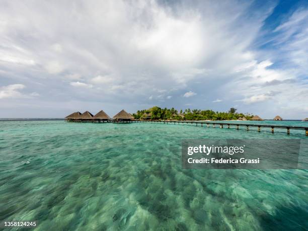 view of rannalhi island from the tropical lagoon, maldives - male imagens e fotografias de stock