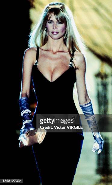 Claudia Schiffer walks the runway during the Versace Haute Couture Spring/Summer 1995 fashion show as part of the Paris Fashion Week on January 24,...