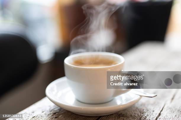 tasse de café chaud rafraîchissante dans un café - pause café bureau photos et images de collection