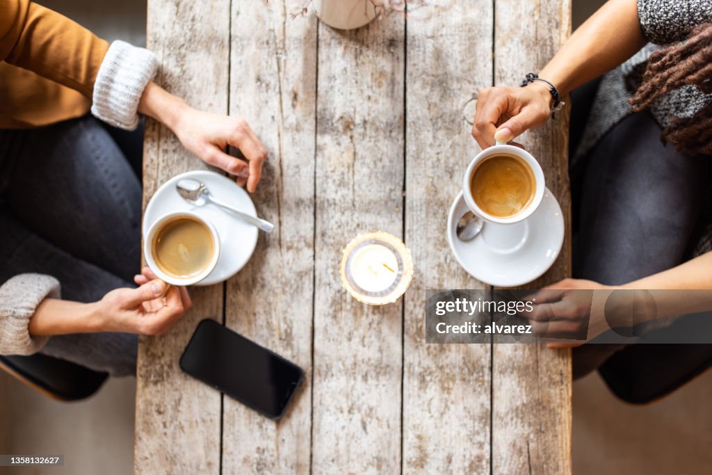 Zwei Freundinnen treffen sich in einem Café