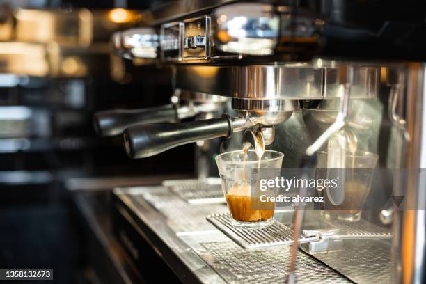 profesional equipo de café espresso en la cafetería - espresso maker fotografías e imágenes de stock