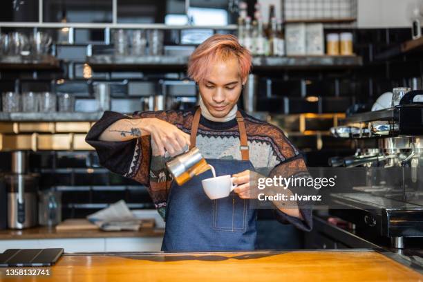 barista che prepara un caffè latte al bar - barista foto e immagini stock